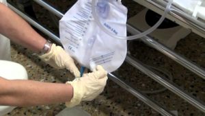 procedura corretta per lo svuotamento della sacca urine