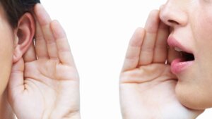 ascolto attivo nella comunicazione con persona fragile durante assistenza