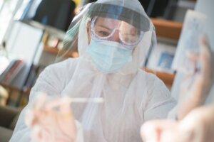 preparazione della stanza e dei dpi per isolamento sanitario del paziente