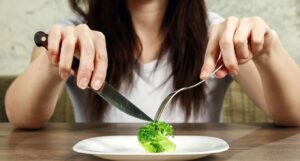 immagine: anoressia nervosa spiegata per studenti OSS con attenzione ad alimentazione, corpo e salute mentale