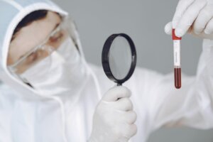 schema della catena epidemiologica con diffusione dei microrganismi e contagio