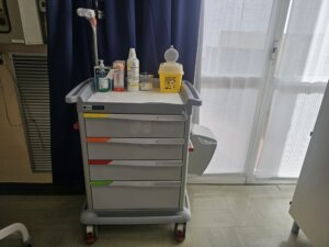 carrello farmaci ordinato con medicinali e materiali sanitari in reparto